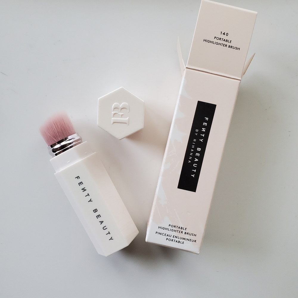 Fenty Beauty Portable Highlighter Brush 140brand new in box